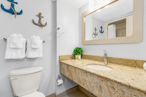 默特尔比奇Romantic Oceanfront Studio Escape w Perfect View 1212的一间带水槽、卫生间和镜子的浴室