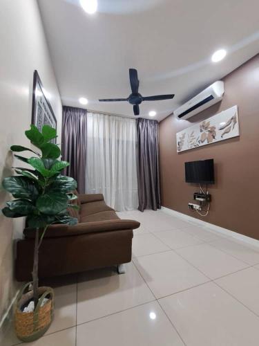莎阿南Hijauan Homestay Shah Alam的带沙发和吊扇的客厅