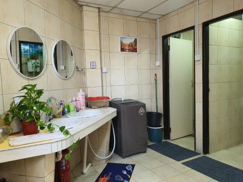 古晋SPOT ON 90856 Arriva Travellers的一间带水槽和镜子的浴室