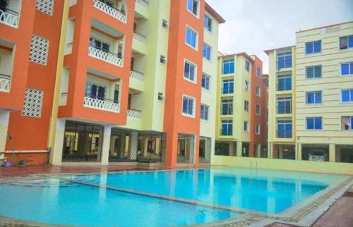 姆特瓦帕Bliss homestay apartment with swimming pool的大楼前的大型游泳池