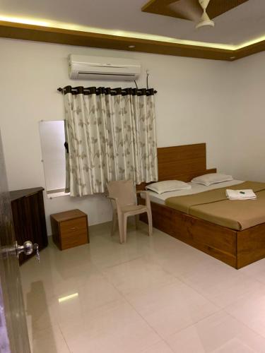 马尔万Tarkarli Resort Ganpat Prasad的一间卧室设有两张床和窗户。