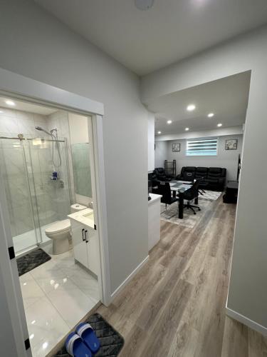 卡尔加里2 Bedroom 2 Washrooms Brand New Beautiful & Cozy Suite的带淋浴、盥洗盆和卫生间的浴室