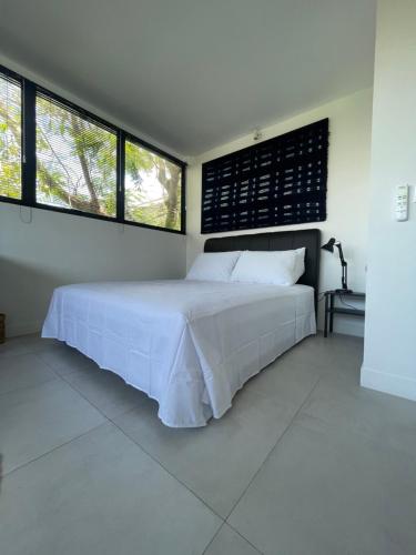 塞米亚克Studio Gordy的卧室配有白色的床和2扇窗户。