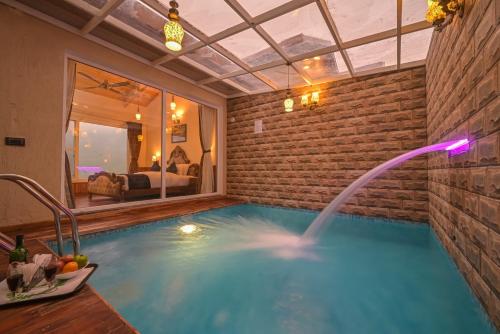 卡绍利Jungle Lodge Resort的一个带喷泉的室内游泳池
