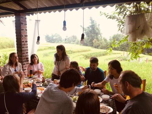 萨帕Cơmlam Eco House的一群坐在桌子旁吃食物的人