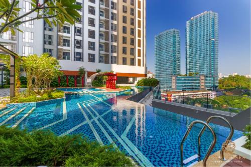 吉隆坡Sentral Suites Kuala Lumpur, Five Senses的一座高楼顶部的大型游泳池