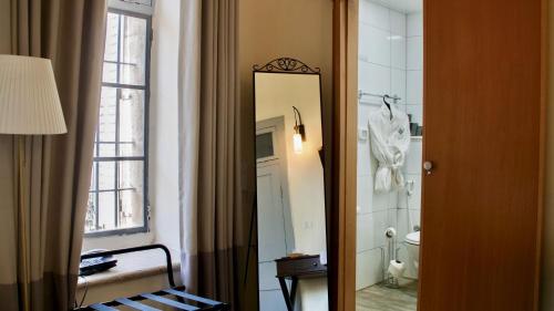 拉马拉Farah Locanda的一间带镜子、卫生间和窗户的浴室