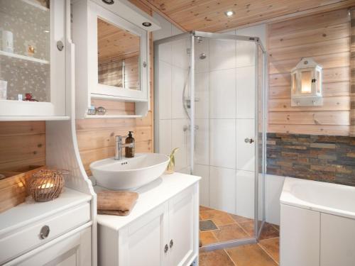 Saballie - Cosy cabin - sunny location!的浴室配有白色水槽和淋浴。