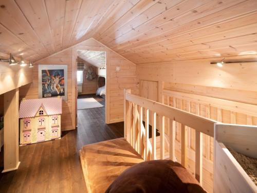Saballie - Cosy cabin - sunny location!的一间木房子,房间内设有楼梯