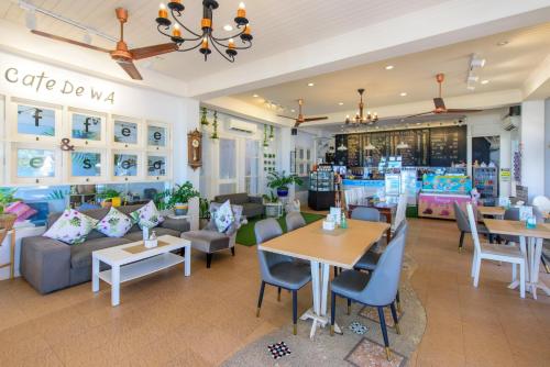 班克鲁特班格鲁德阿卡迪亚Spa度假酒店的一间带桌椅的餐厅和一间商店