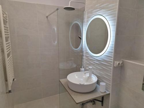 蒂米什瓦拉Riverside 1的一间带水槽和镜子的浴室