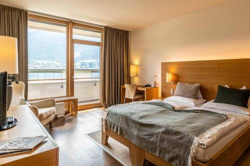 卡普伦陶恩山Spa温泉酒店的酒店客房设有一张床和一个大窗户