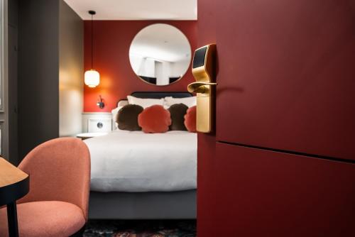 巴黎La Dépendance的一间卧室,配有一张带两个泰迪熊的床