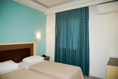 阿格里尼翁Hotel Selini的酒店客房设有两张床和窗户。