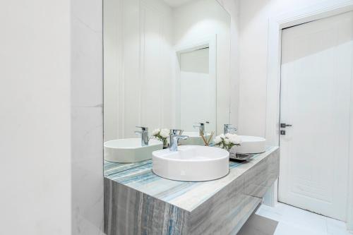 利雅德Mabaat - Al Qairawan - 30的白色的浴室设有两个盥洗盆和镜子