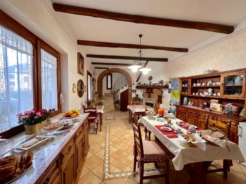 阿杰罗拉沃尔皮住宿加早餐旅馆的一个带长桌和椅子的大厨房