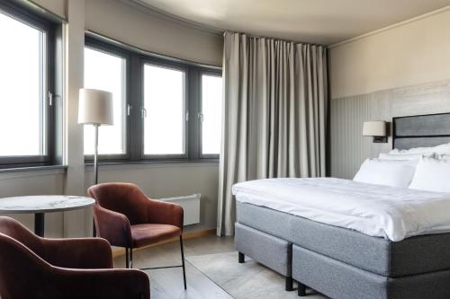 斯塔万格斯塔万格克丽奥酒店的酒店客房带一张床、一张桌子和椅子