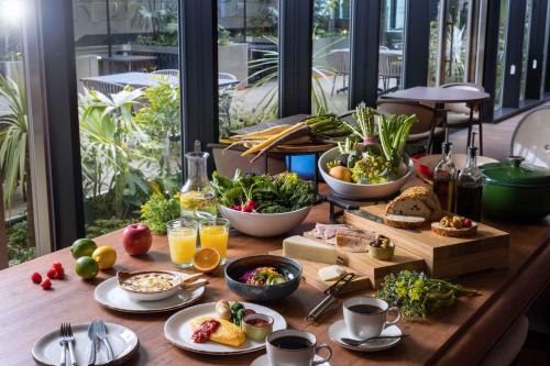 东京HOTEL GROOVE SHINJUKU, A PARKROYAL Hotel的一张桌子,上面有早餐食品和饮料