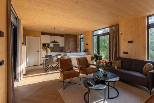 马尔克洛Zicht op Twente - Spa lodges的客厅配有沙发和桌子