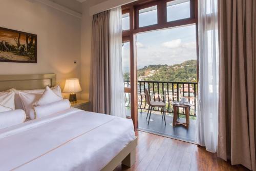 康提Serene Villa 38的一间卧室设有一张床和一个美景阳台