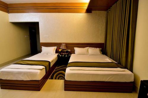 杰索尔Hotel Orion International的酒店客房的两张床