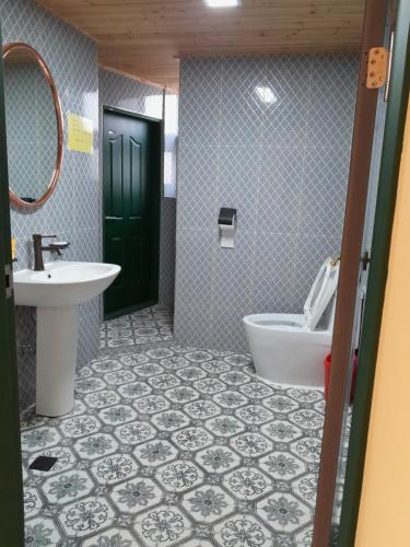 木浦市Deluna House的一间带水槽和卫生间的浴室