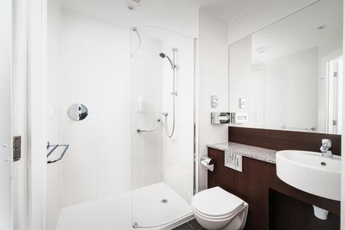 泰恩河畔纽卡斯尔凯恩客房酒店的浴室配有卫生间、盥洗盆和淋浴。