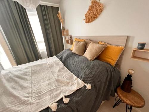 奥卢2 Room / Central Railway / Free parking / Sauna的卧室配有带枕头的床铺和窗户。