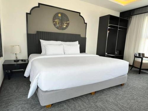 绥和市PHÚ YÊN EVERYDAY HOTEL的一张大白色的床,位于酒店客房内