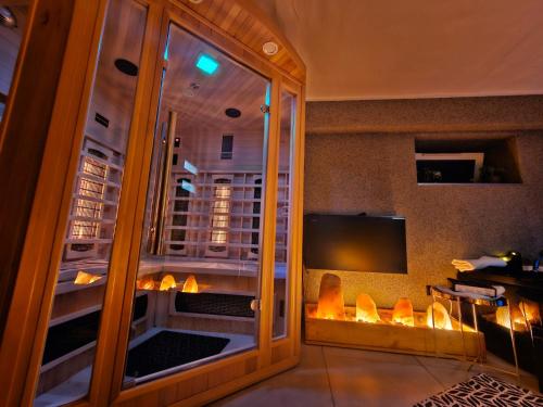 格但斯克Grey Secret Champagne Apartament Spa的客厅设有壁炉和电视。