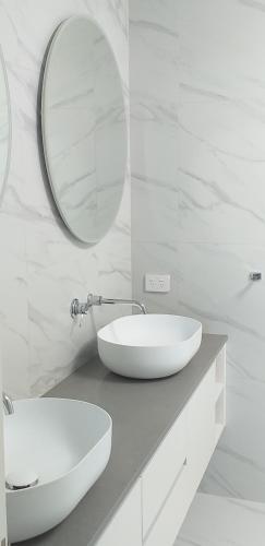 陶波Apartment Twelve的白色的浴室设有水槽和镜子