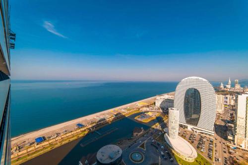 巴统Elegance Sea View Aparthotel In Orbi City Batumi的城市和海洋的空中景观