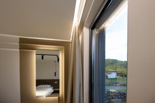 ŽepčeHotel IN的一间卧室设有窗户、一张床和镜子