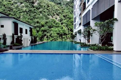 怡保H&W Sunway Onsen Suite Tambun Sunway City Ipoh的一座大楼中央的空游泳池