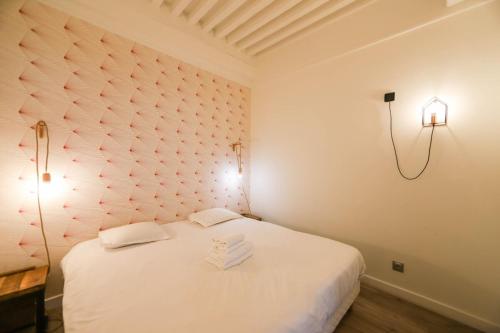 安锡55 m2 Apart with big terrace in Annecy downtown的卧室配有白色床和毛巾