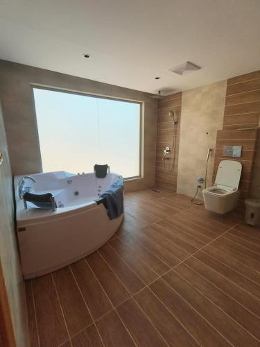 欧拉كوخ توتو الريفي的带浴缸和卫生间的大型浴室