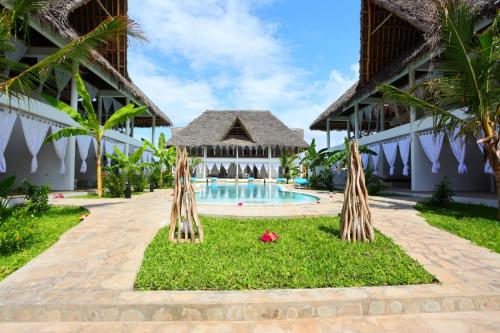 瓦塔穆Rafiki Jua Resort的一个带游泳池和凉亭的度假胜地