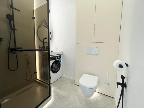 巴甫洛达尔LUX Апартаменты SMART #7的一间带洗衣机和卫生间的浴室