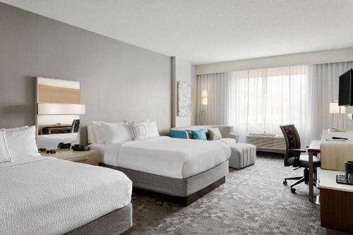 密尔沃基密尔沃基市中心庭院酒店的酒店客房配有两张床和一张书桌