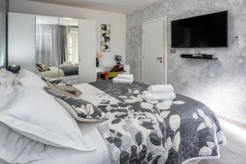 ErcegovciPeaceful Dream的一间卧室配有一张床,墙上配有电视