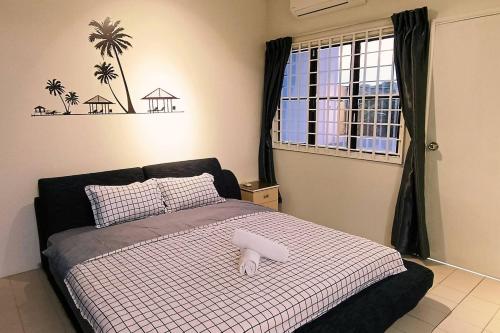 古来1399 Kulai 12pax 5BR double StoryHouse Near JPO, Airport, AEON的一间卧室设有床铺和种有棕榈树的窗户。