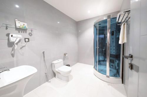 艾卜哈فندق بيرلي ابها的一间带卫生间和玻璃淋浴间的浴室
