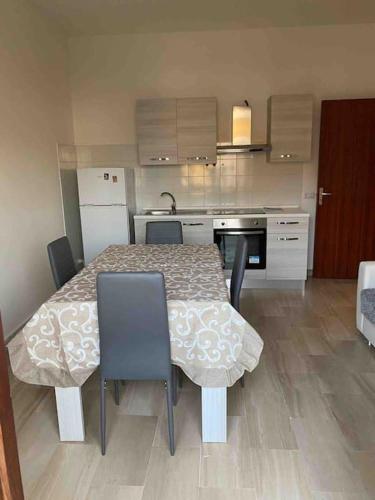 圣欧费米亚拉默齐亚NF appartamenti的一个带桌椅的厨房和一间带