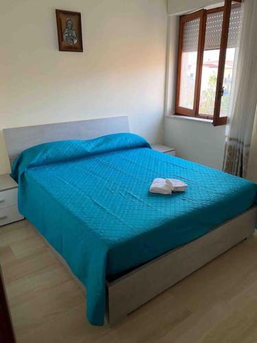 圣欧费米亚拉默齐亚NF appartamenti的一间卧室配有蓝色的床和蓝色的毯子