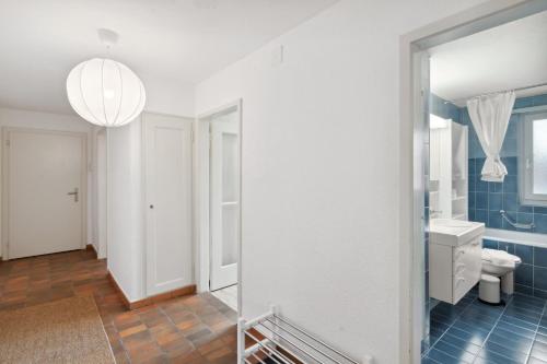 苏黎世Affordable Comfort in Zurich的一间带卫生间、水槽和镜子的浴室