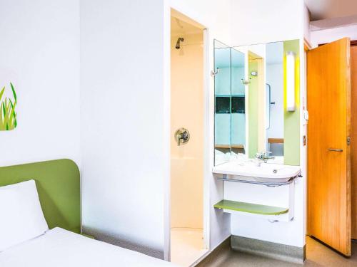 格拉斯哥格拉斯哥宜必思快捷酒店的一间带水槽和镜子的浴室