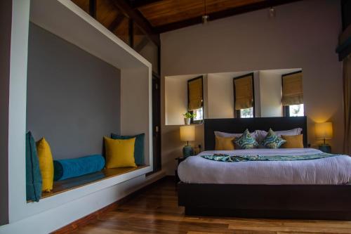 瓦都瓦Inidi Leisure Luxury Villas的一间卧室配有一张大床,提供黄色和蓝色的枕头