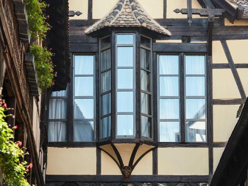 斯特拉斯堡Hotel Cour du Corbeau Strasbourg - MGallery的一面有窗户的建筑