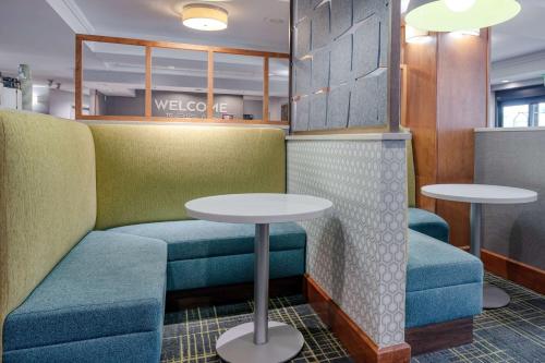 怀特马什巴尔的摩白色沼泽汉普顿旅馆的一间设有两张桌子和蓝色座椅的等候室