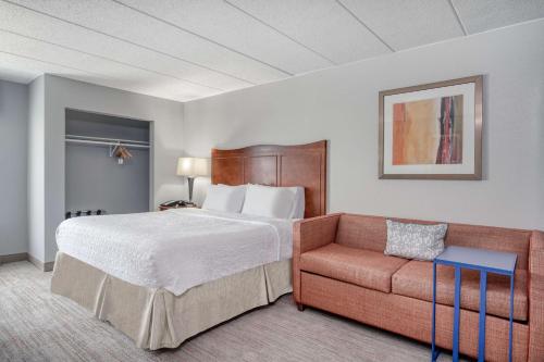 怀特马什巴尔的摩白色沼泽汉普顿旅馆的酒店客房,配有床和沙发